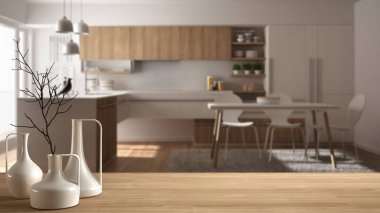Ahşap masa üstü veya bulanık minimalist modern mutfak, beyaz mimari iç tasarım üzerinde minimalist modern vazo ile raf