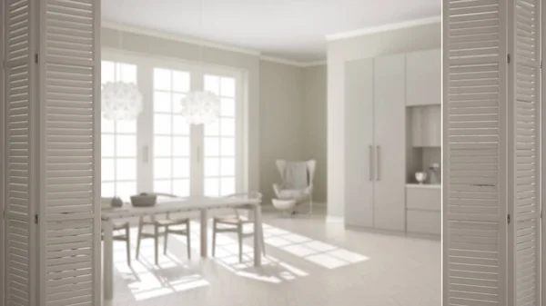 Apertura de puerta plegable blanca en cocina clásica con mesa de comedor y ventana grande, diseño interior blanco, concepto de arquitecto diseñador, fondo borroso — Foto de Stock