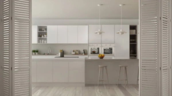 Apertura bianca della porta pieghevole sulla cucina minimalista moderna con isola, interior design bianco, concetto di architetto designer, sfondo sfocato — Foto Stock