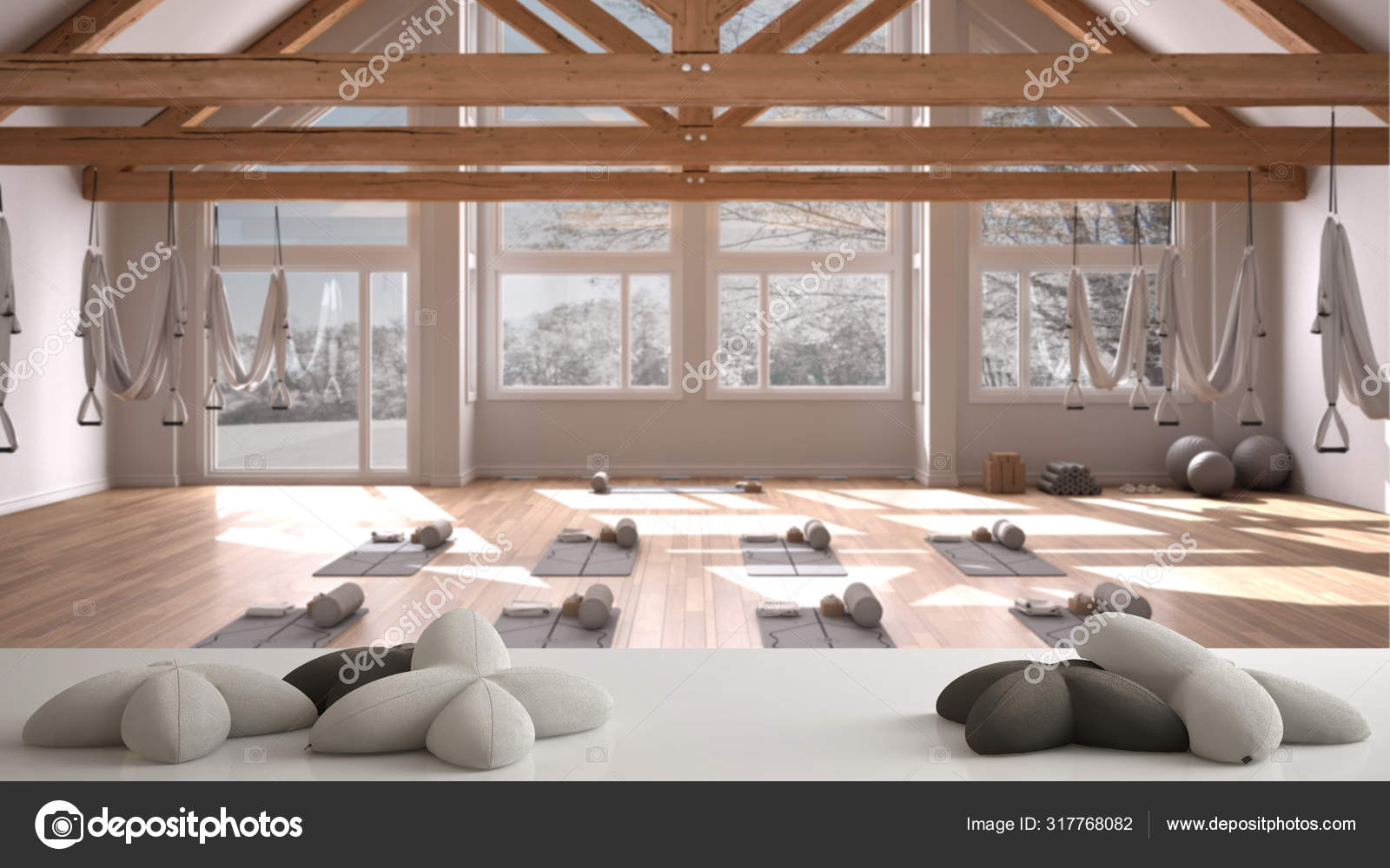 Mesa blanca, escritorio o estante con cinco almohadas blancas suaves en