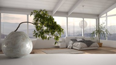 Yuvarlak mermer vazo ve saksıda sergilenen bonsai, yeşil yapraklar, minimalist yatak odasının üzerinde küvet, modern iç tasarım, zen temiz mimari konsept fikri.