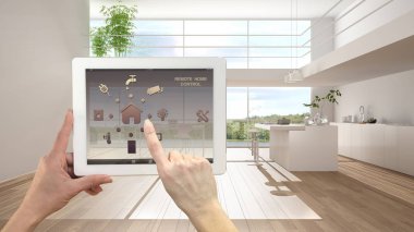 Akıllı uzaktan ev kontrol sistemi dijital tablet. Aygıt app simgeleri ile. Mimari iç tasarım arka planda minimalist modern parlak mutfak