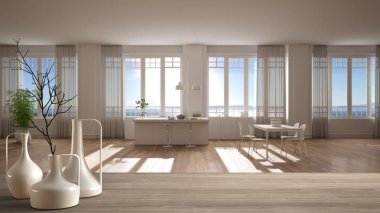 Panoramik pencereleri, deniz manzarası, parke zemini, minimalist iç mimari tasarımı olan bulanık modern beyaz mutfağın üzerine minimalist modern vazolarla ahşap masa veya raf.