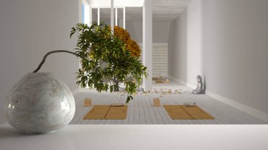 Yuvarlak mermer vazo ve saksılı masa rafı, yeşil yapraklar, yoga stüdyosunun üstünde, paspaslı ve aksesuarlı yer, zen bahçesi, sonbahar ağacı, yoga pratiği için hazır.