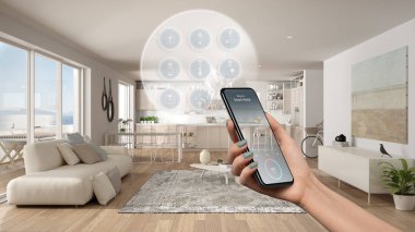 Telefon uygulamasında akıllı ev teknolojisi arayüzü, artırılmış gerçeklik, şeylerin interneti, bağlı nesnelerle modern mutfağın iç tasarımı, kadın el kumandası cihazı