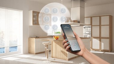 Telefon uygulamasında akıllı ev teknolojisi arayüzü, artırılmış gerçeklik, şeylerin interneti, bağlı nesnelerle modern mutfağın iç tasarımı, kadın el kumandası cihazı