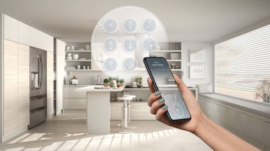 Telefon uygulamasında akıllı ev teknolojisi arayüzü, artırılmış gerçeklik, şeylerin interneti, bağlı nesnelerle modern mutfağın iç tasarımı, kadın el kumandası cihazı