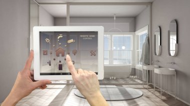 Dijital tablette akıllı uzaktan kumanda sistemi. Uygulama simgeleri olan aygıt. İskandinav İskandinav parlak banyo arka planda küvet, mimari iç tasarım