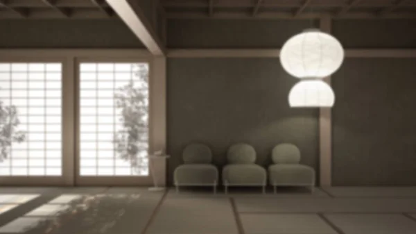 Projeto de interiores de fundo Blur: espaço aberto vazio, tapetes, tatami e futon chão, paredes de gesso branco, telhado de madeira, poltronas com mesa lateral, lâmpada de pingente de papel, sala de estar — Fotografia de Stock