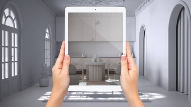 Klasik mutfak ve dinlenme odasını gösteren tableti tutan eller, tamamen boş proje arka planı, artırılmış gerçeklik kavramı, mobilya ve iç tasarım ürünlerini taklit etmek için uygulama