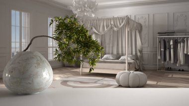 Yuvarlak mermer vazo ve saksıda yeşil yapraklar olan beyaz örtülü masa rafı, klasik yatak odası, lüks iç tasarım, zen temiz mimari konsept fikri.
