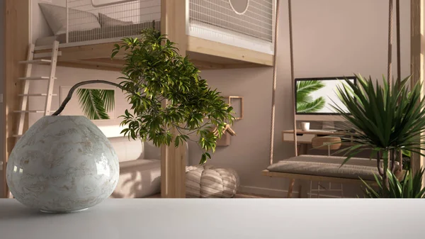 Fehér szőnyeg asztal polc kerek márvány váza és cserepes bonsai, zöld levelek, felett modern stúdió apartman tetőtéri emeletes ágy, mezzanine, swing, zen tiszta építészet koncepció ötlet — Stock Fotó
