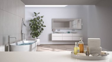 Spa, otel banyosu konsepti. Beyaz masa üst veya raf banyo aksesuarları ile, banyo malzemeleri, üzerinde bulanık lüks minimalist banyo, modern mimari iç tasarım