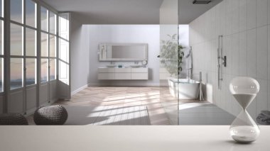 Beyaz masa ya da raf kristal kum saati ile geçen zamanı ölçen banyo küvetli ve duşlu minimalist banyo, mimari iç tasarım, fotokopi alanı arka planı