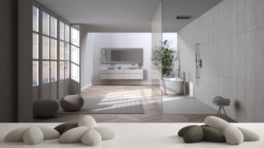 Beyaz masa, masa ya da raf üzerinde yıldız ya da çiçek şeklinde beş yumuşak beyaz yastık küvetli minimalist lüks banyo, minimalist mimari iç tasarım konsepti