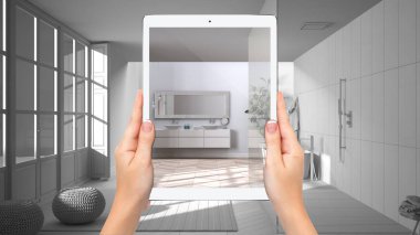 Banyoyu gösteren tableti tutan eller, arka planda taslak çizimi olan not defteri, artırılmış gerçeklik konsepti, mobilya ve iç tasarım ürünlerini taklit etmek için uygulama