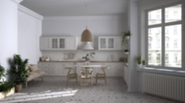 Arka plan bulanık iç tasarım: mermer zemin ve pencereli retro vintage mutfak, yemek odası, ahşap sandalyeli masa, saksı bitkileri, radyatörler, kolye lambası, iç tasarım