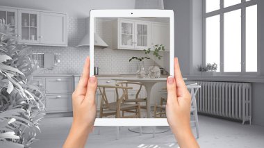 Ellerinde retro mutfak ve yemek odasını gösteren tablet, tamamen boş proje geçmişi, artırılmış gerçeklik konsepti, mobilya ve iç tasarım ürünlerini taklit etmek için uygulama