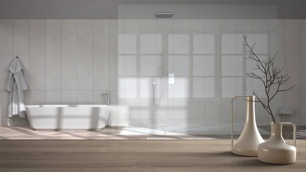 Plateau ou étagère en bois avec des vases modernes minimalistes sur une salle de bain de luxe minimale floue avec douche walk.in et baignoire autoportante, design d'intérieur d'architecture minimaliste — Photo