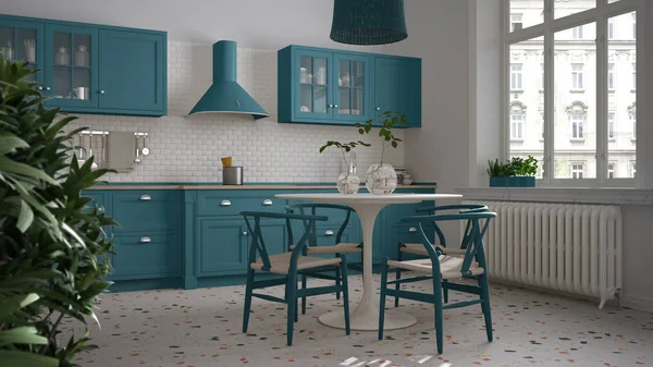 Cucina vintage retrò bianca e blu con pavimento in marmo terrazzo, finestre panoramiche, sala da pranzo, tavolo rotondo con sedie in legno, piante in vaso, radiatore, lampada a sospensione, interior design — Foto Stock