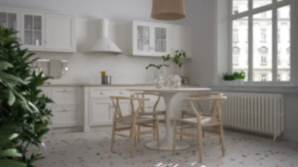 Projeto de interiores de fundo Blur: cozinha vintage retro com piso de mármore e janelas, sala de jantar, mesa com cadeiras de madeira, plantas em vaso, radiadores, lâmpada pingente, design de interiores — Fotografia de Stock