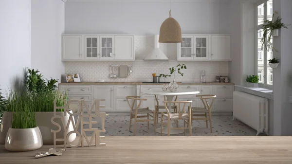 Table, bureau ou étagère en bois avec herbe en pot, clés de la maison et lettres 3D maison douce maison, sur la cuisine et la salle à manger rétro, architecture design d'intérieur, copie fond de l'espace — Photo