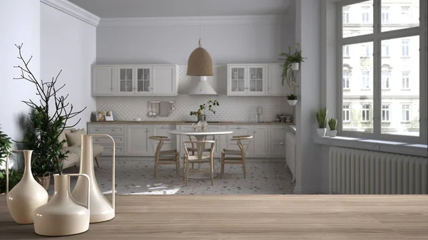 Tampo de mesa de madeira ou prateleira com vasos modernos minimalistas sobre cozinha branca retro borrada com mesa e cadeiras, piso em parquet espinha de peixe, arquitetura minimalista design de interiores — Fotografia de Stock