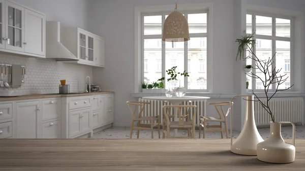 Drewniany blat lub półka z minimalistycznymi nowoczesnymi wazonami nad rozmazaną kuchnią retro-białą ze stołem i krzesłami, parkiet ze śledzia, minimalistyczna architektura wnętrz — Zdjęcie stockowe