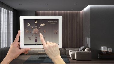 Dijital tablette akıllı uzaktan kumanda sistemi. Uygulama simgeleri olan aygıt. Kanepeli modern minimalist salon, arka planda, mimari iç tasarım.