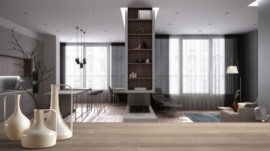 Minimalist modern vazolarla kaplı ahşap masa veya raf bulanık stüdyo daire, oturma odası ve mutfak, asma ahşap tavan arası, mimari iç tasarım