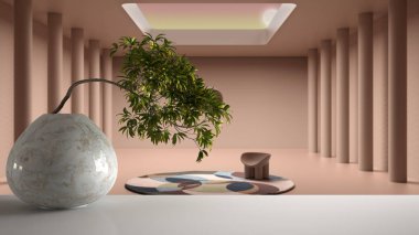 Yuvarlak mermer vazo ve saksıda sergilenen bonsai, yeşil yapraklar, boş alan, sütun, halı, sandalye, modern iç tasarım, zen temiz mimari konsept fikri