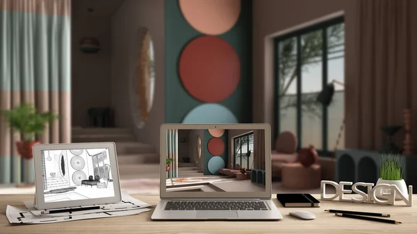 Arquiteto designer de desktop conceito, laptop e tablet em mesa de madeira com tela mostrando projeto de design de interiores e esboço CAD, fundo esboço borrado, colorido sala de estar plana — Fotografia de Stock