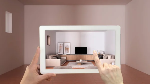 Concept de réalité augmentée. Tablette de maintien de la main avec application AR utilisée pour simuler des meubles et des produits de design à l'intérieur vide avec sol en terre cuite, salon confortable — Photo