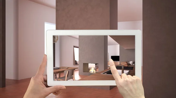 Concept de réalité augmentée. Tablette à main avec application AR utilisée pour simuler des meubles et des produits de design à l'intérieur vide avec carrelage en terre cuite, cuisine confortable — Photo