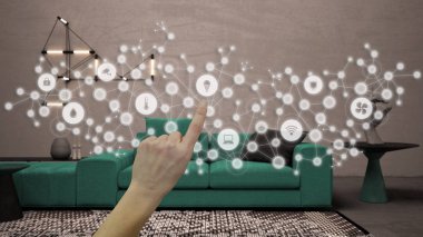 Işıldayan akıllı ev arayüzü, geometrik arkaplan, birbirine bağlı çizgi ve noktalar sistemlerin internetini gösteren, el işaretleri oturma odası, kanepe, ev otomasyonu