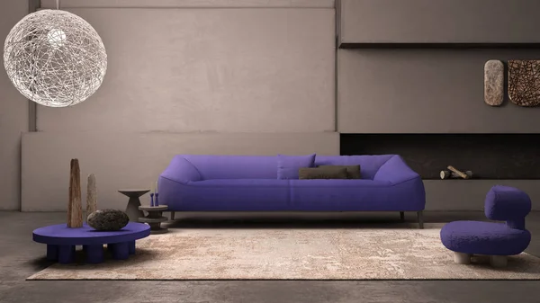 漆喰の壁と床、暖炉付きのエレガントなグランジリビングルーム。枕、カーペット、ふわふわアームチェア、サイドテーブル、花瓶、装飾付きの紫色のソファ。モダンなインテリアデザインのアイデア — ストック写真