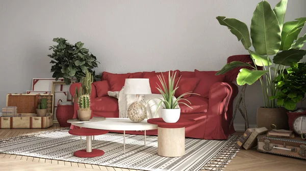 Винтажный, старинный стиль гостиной в красных тонах, диван, ковер, подушки, столы с декором и растениями в горшках, ковер, окно, концепция ретро интерьера с копировальным пространством — стоковое фото