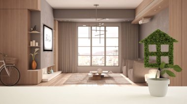 Beyaz masa üstü ya da rafta ev şeklinde yeşil bitki, arka planda büyük penceresi olan en küçük oturma odası, iç tasarım, gayrimenkul, eko mimarisi fikri