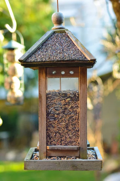 Vogelhäuschen hängen — Stockfoto