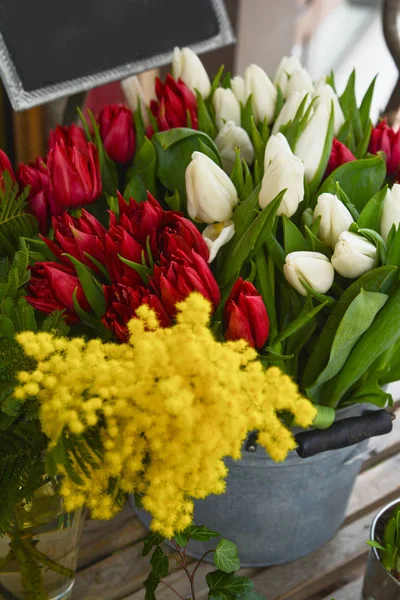 Fleurs Printanières Tulipes Rouges Blanches Mimosa Marché — Photo