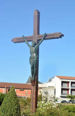 Bir kil heykel İsa Mesih'in çarmıha oyulmuş