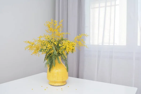 Fleur de mimosa sur une table blanche — Photo