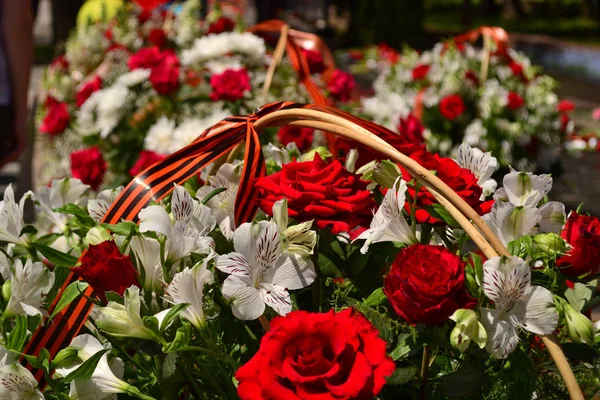 红玫瑰与百合圣乔治丝带的篮子 — 图库照片