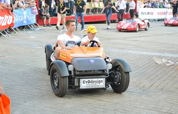 Le Mans, Frankrijk - 13 juni 2014: Childrens op sportwagens on Parade van piloten racing — Stockfoto