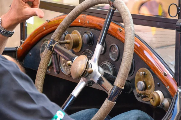 Mãos masculinas no volante de carro clássico vintage — Fotografia de Stock