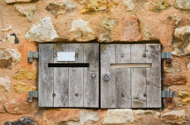 Eski ahşap postbox.