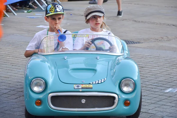 LE MANS, FRANCE - 13 JUIN 2014 : Les enfants sur les voitures de sport sur le défilé des pilotes de course — Photo