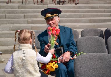 Pyatigorsk, Rusya Federasyonu - 09 Mayıs 2011: Kız çiçek gazisi için zafer gününde verir.