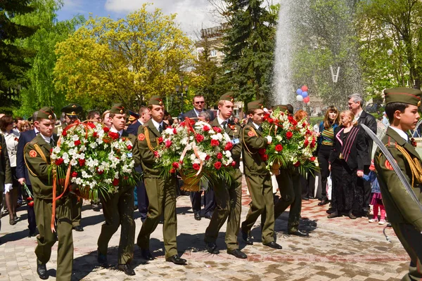 皮雅提哥、 俄罗斯-2011 年 5 月 9 日︰ 军事焊料献花向阵亡士兵的纪念碑 — 图库照片