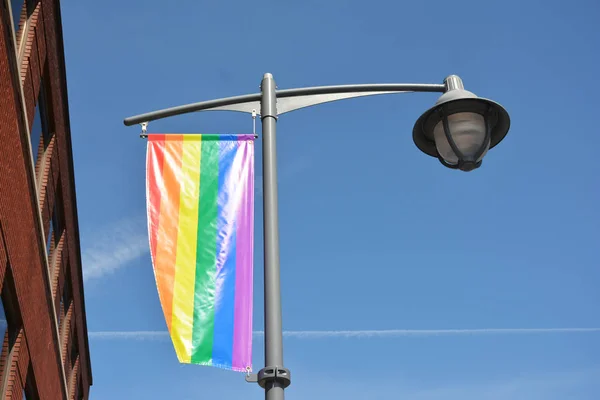 Regnbågsflaggan på himmel bakgrund — Stockfoto